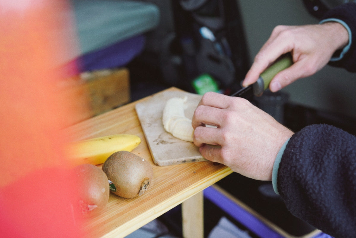 PLATZHALTER – Wunschmotiv: Rückseite einer Müslipackung mit Nährwerttabelle (ohne Marke) neben einer zubereiteten Bowl